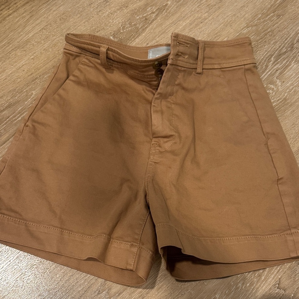 Everlane Women's Flat Front Shorts in Tan